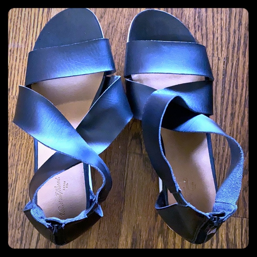 Universal Thread never worn sandal